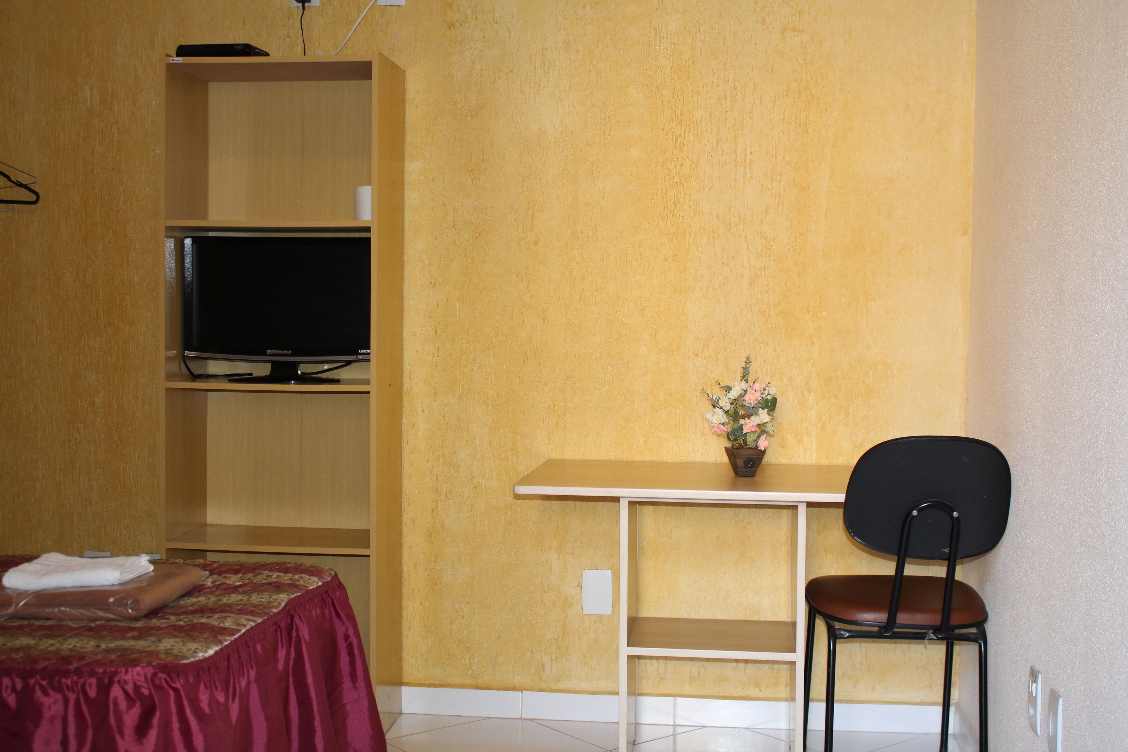 duplo solteiro standard | desk, laptop workspace, iron/ironing board, free wifi