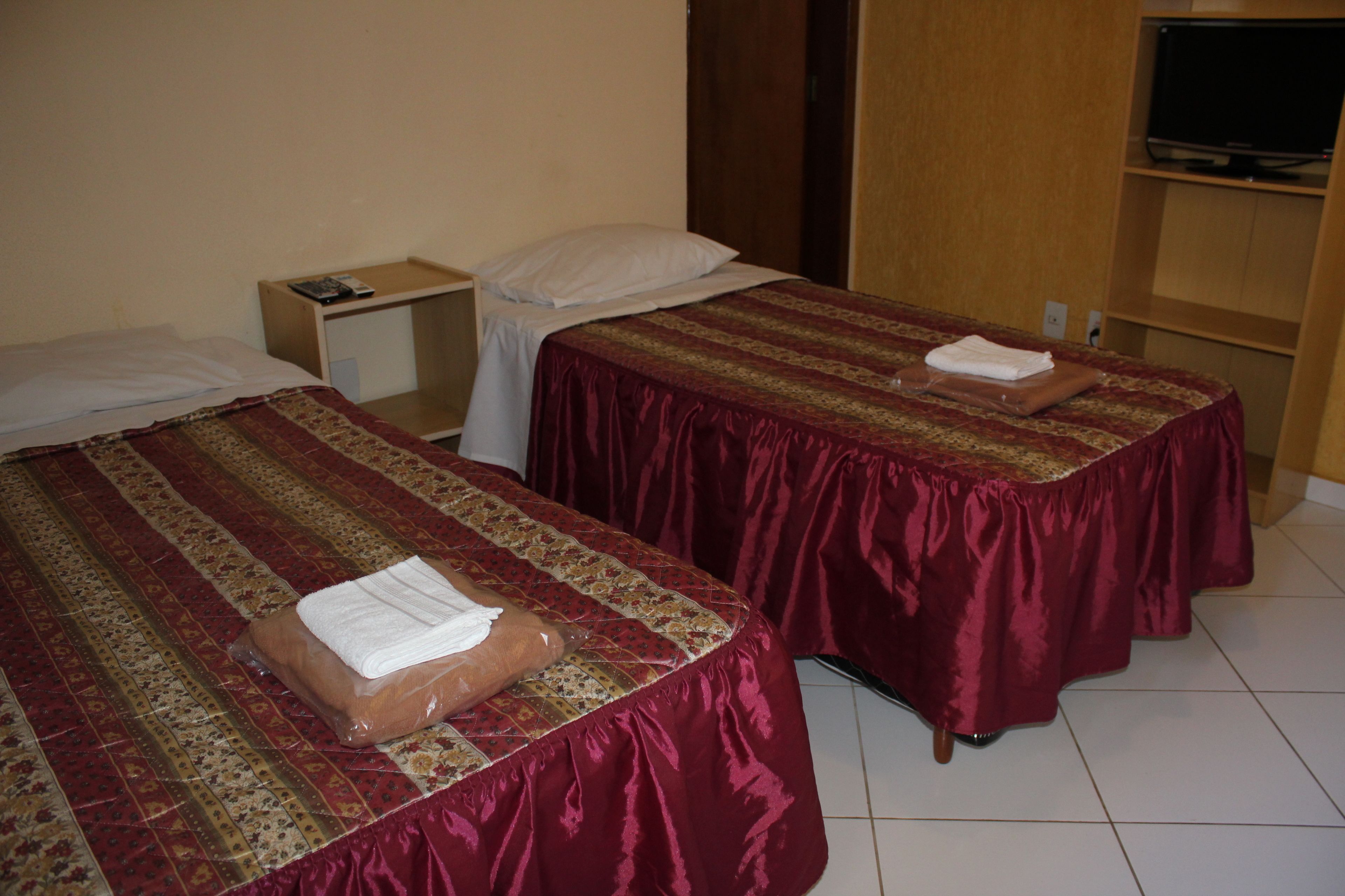 econômico duplo solteiro | desk, laptop workspace, iron/ironing board, free wifi