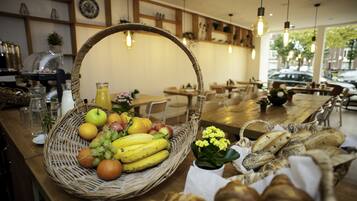 Dagelijks continentaal ontbijt (EUR 15 per persoon)