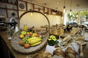 Sarapan ala kontinental setiap hari (EUR 15 per orang)