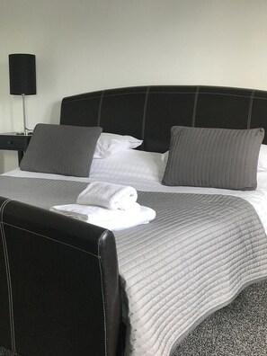 Double Room | Free WiFi, bed sheets - The Graeme Hotel (Falkirk)