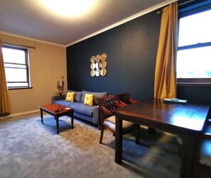 Leilighet, 2 soverom | Skrivebord, strykejern/-brett, wi-fi (inkludert) og sengetøy