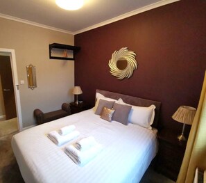 Desk, iron/ironing board, free WiFi, bed sheets - Friars Wynd Hotel (Stirling)