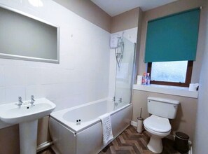 Superior Double Room | Bathroom | Rainfall showerhead, towels - Friars Wynd Hotel (Stirling)