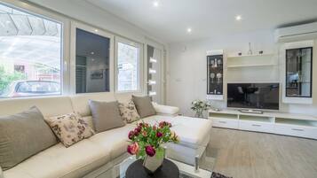 Deluxe Apartment | 1 bedroom, desk, iron/ironing board, free WiFi