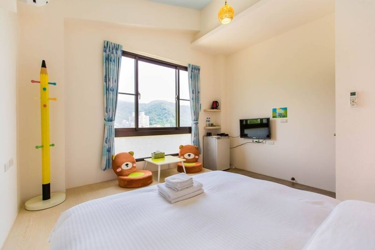 Cortinas opacas, camas supletorias, wifi gratis