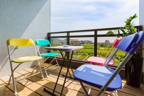 Habitación cuádruple familiar, bañera, vistas parciales al mar | Balcón