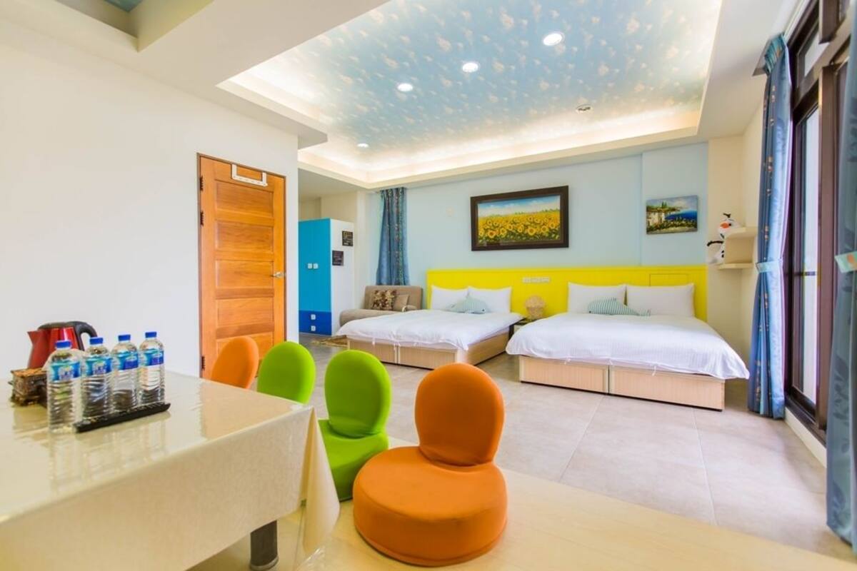 Habitación cuádruple familiar, bañera, vistas parciales al mar | Cortinas opacas, camas supletorias, wifi gratis