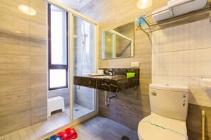 Habitación doble, 1 habitación | Baño | Artículos de higiene personal gratuitos, secador de pelo y zapatillas
