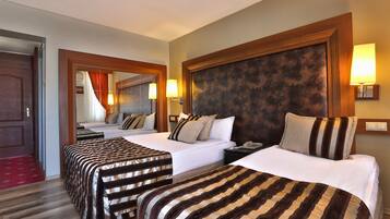 Minibar, caja de seguridad en la habitación y escritorio