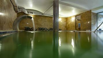 3 piscinas techadas, una piscina al aire libre de temporada