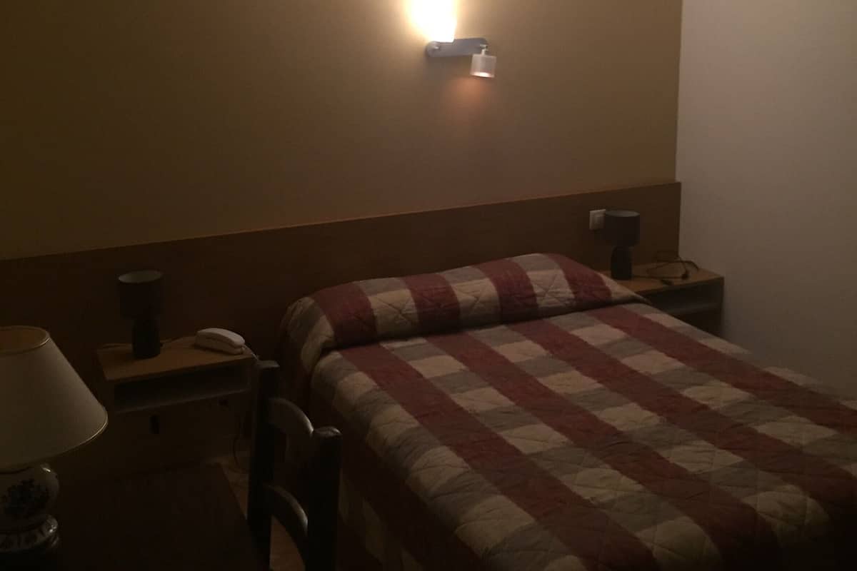 Chambre Simple | Literie de qualité supérieure, bureau, Wi-Fi gratuit