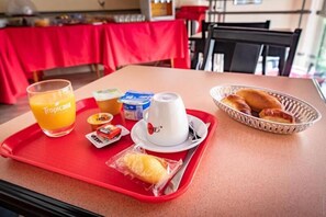 يتم تقديم العشاء 