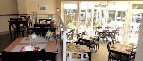 Desayuno buffet (EUR 9.00 por persona)