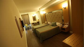 Minibar, brankas, meja kerja, dan Wi-Fi gratis