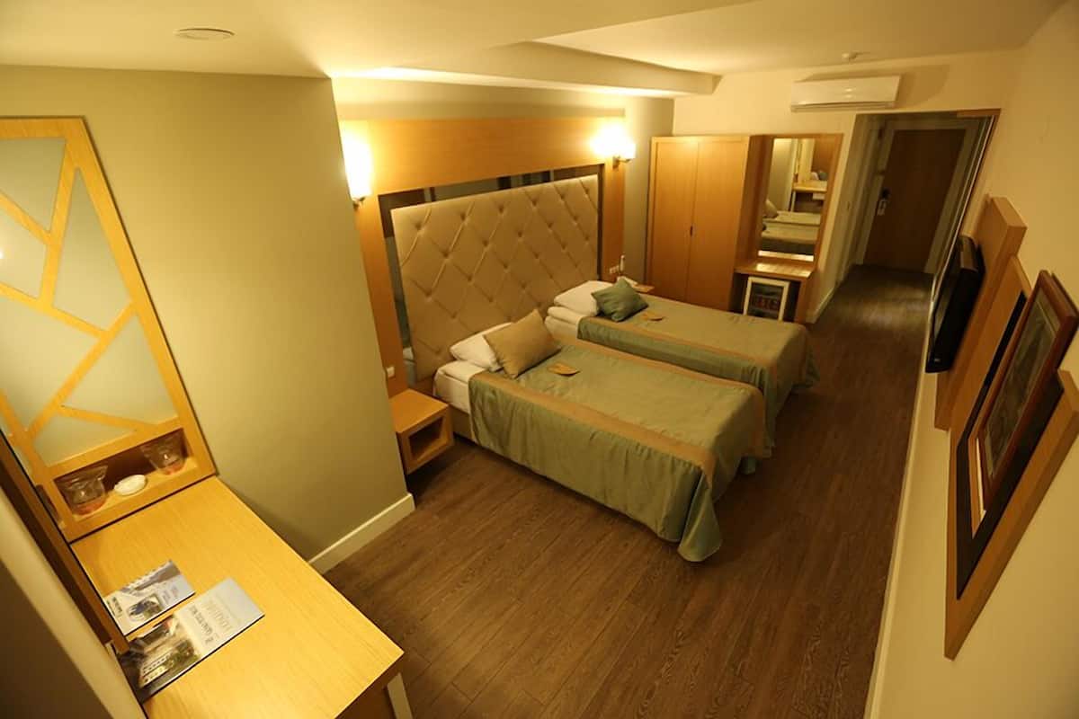 Een minibar, een kluis op de kamer, een bureau, gratis wifi