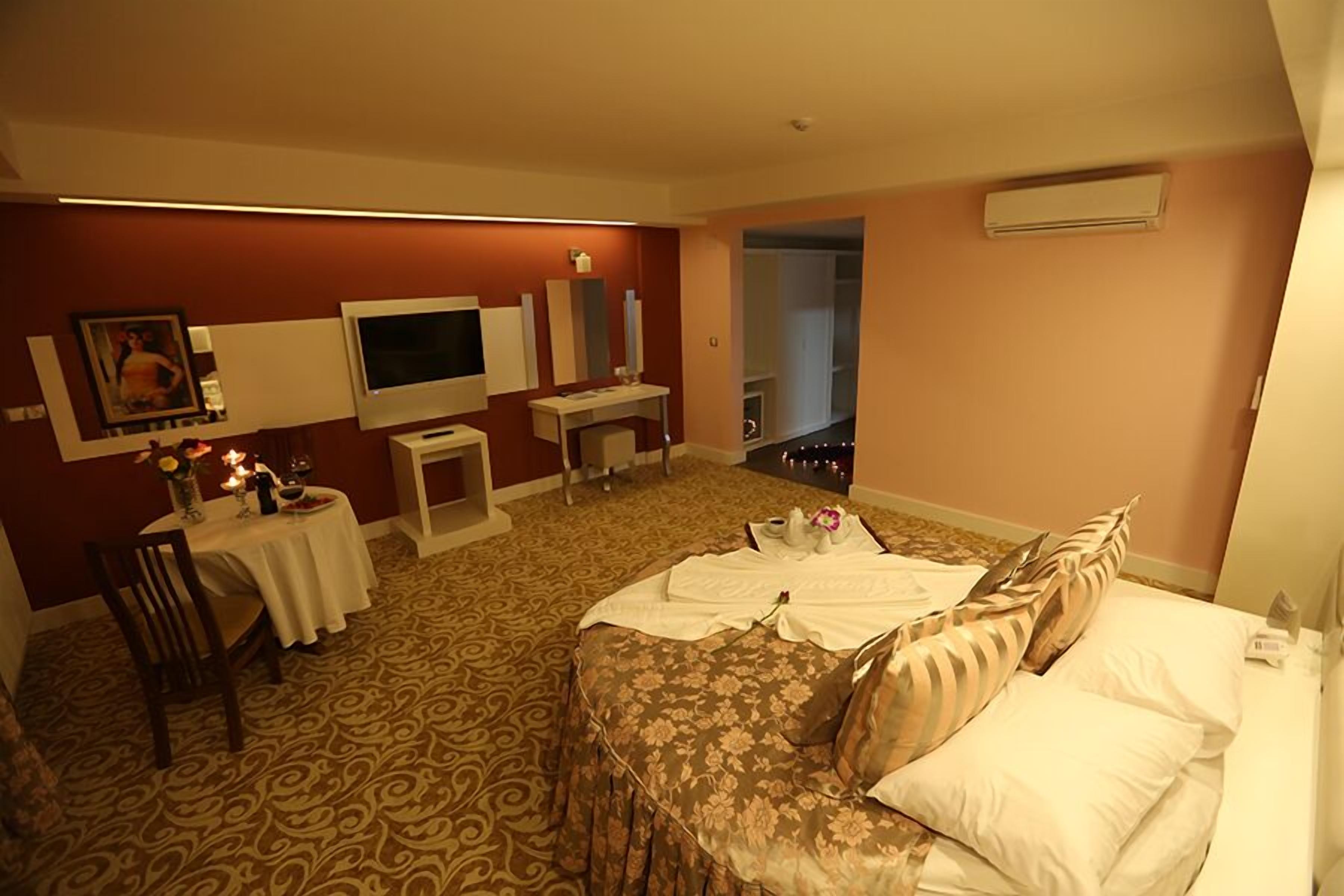 Minibar, in-room safe, desk, free WiFi