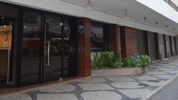 The exterior of Niteroi Palace Hotel with a modern facade, large glass windows, and a tiled entrance area. - Niterói Palace Hotel (Niteroi)