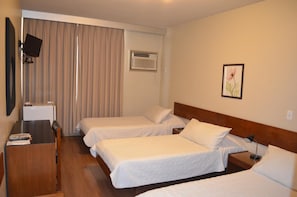 Frigobar, cofres nos quartos, escrivaninha, cortinas blackout