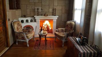 Honeymoon-Doppelzimmer, 1 Schlafzimmer, Badewanne | Wohnbereich | 82-Zoll-LCD-Fernseher mit Satellitenempfang, Fernseher