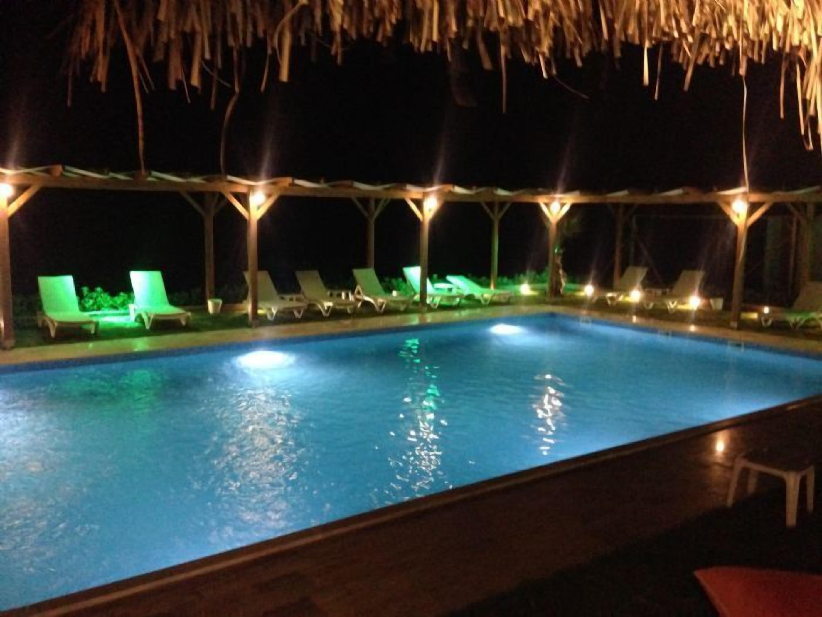 2 utendørsbassenger, bassengtelt (inkludert) og bassengparasoller