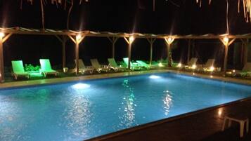 2 utendørsbassenger, bassengtelt (inkludert) og bassengparasoller