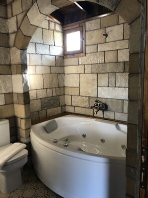 Honeymoon Double Room, 1 Bedroom, Bathtub | Bathroom | Designer toiletries, hair dryer, bathrobes, slippers - Salkim Konak Agac Evler (Selçuk)