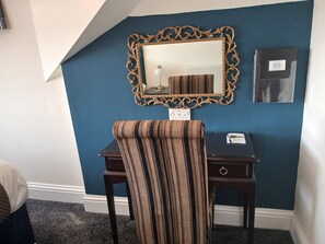 Tabla de planchar con plancha, wifi gratis y ropa de cama 