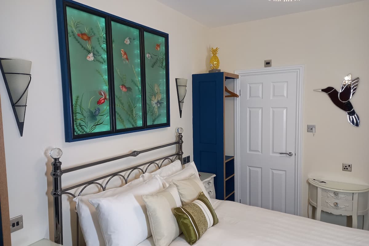 Habitación doble, baño privado (Room2) | Tabla de planchar con plancha, wifi gratis, ropa de cama