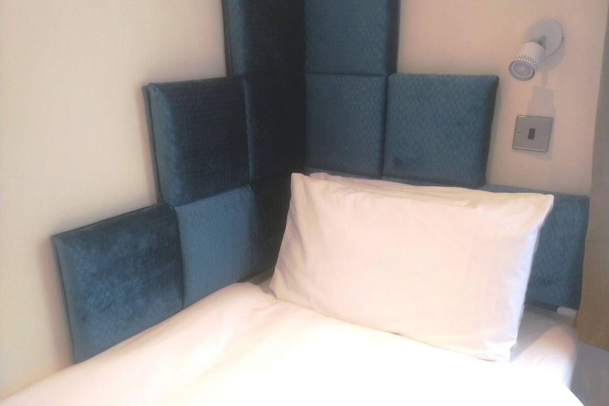 Habitación individual Deluxe, 1 cama individual, baño en la habitación (Room5) | Tabla de planchar con plancha, wifi gratis y ropa de cama 