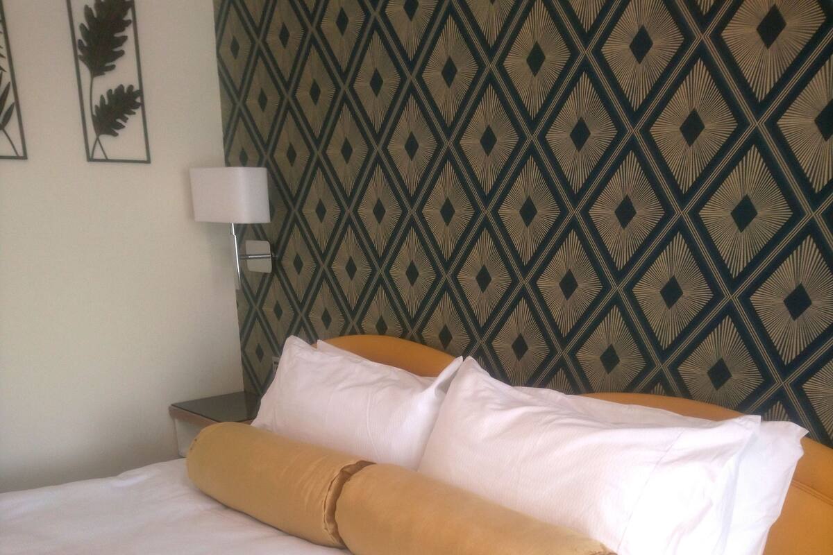Habitación superior con 1 cama doble o 2 individuales, 1 cama de matrimonio grande con sofá cama | Tabla de planchar con plancha, wifi gratis, ropa de cama