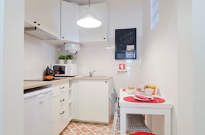 Apartament prèmium, 1 llit de matrimoni i sofà llit, balcó, vistes a la ciutat (LS4) | Cuina bàsica privada | Frigorífic petit, microones, placa de cuina i bullidora elèctrica