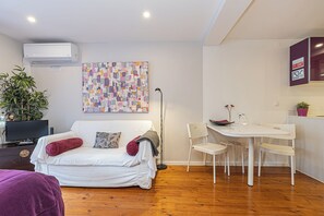 Departamento superior, 1 cama Queen size, balcón, vista a la ciudad (LS3) | 1 habitación, decoración personalizada y muebles diferentes 