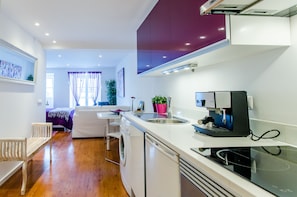 Apartament superior, 1 llit de matrimoni, balcó, vistes a la ciutat (LS3) | Cuina privada | Frigorífic petit, microones, placa de cuina i bullidora elèctrica