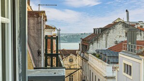 Une vue d’une ville côtière, avec ses bâtiments historiques et un ciel dégagé.