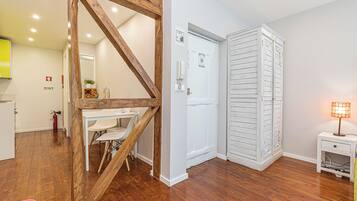 Appartamento Standard, 1 letto queen, aria condizionata, vista città (LS2) | 1 camera, con stile personalizzato, con arredamento individuale