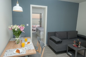 Huoneisto, parveke, merinäköala (M6) | Oleskelualue | LCD-televisio
