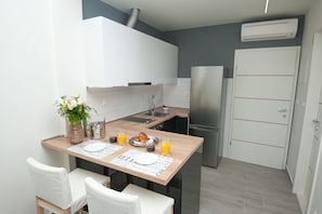 Studio, merinäköala (M8) | Yksityinen keittiö | Jääkaappi, uuni, liesi, vedenkeitin