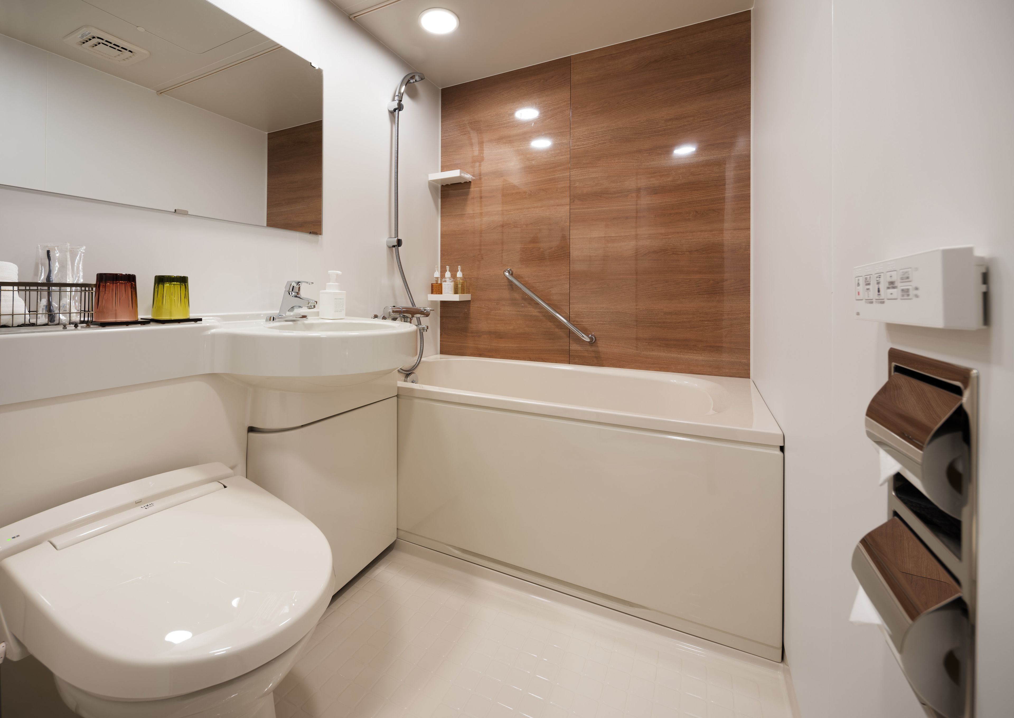 Uma casa de banho moderna com sanita, lavatório e banheira.