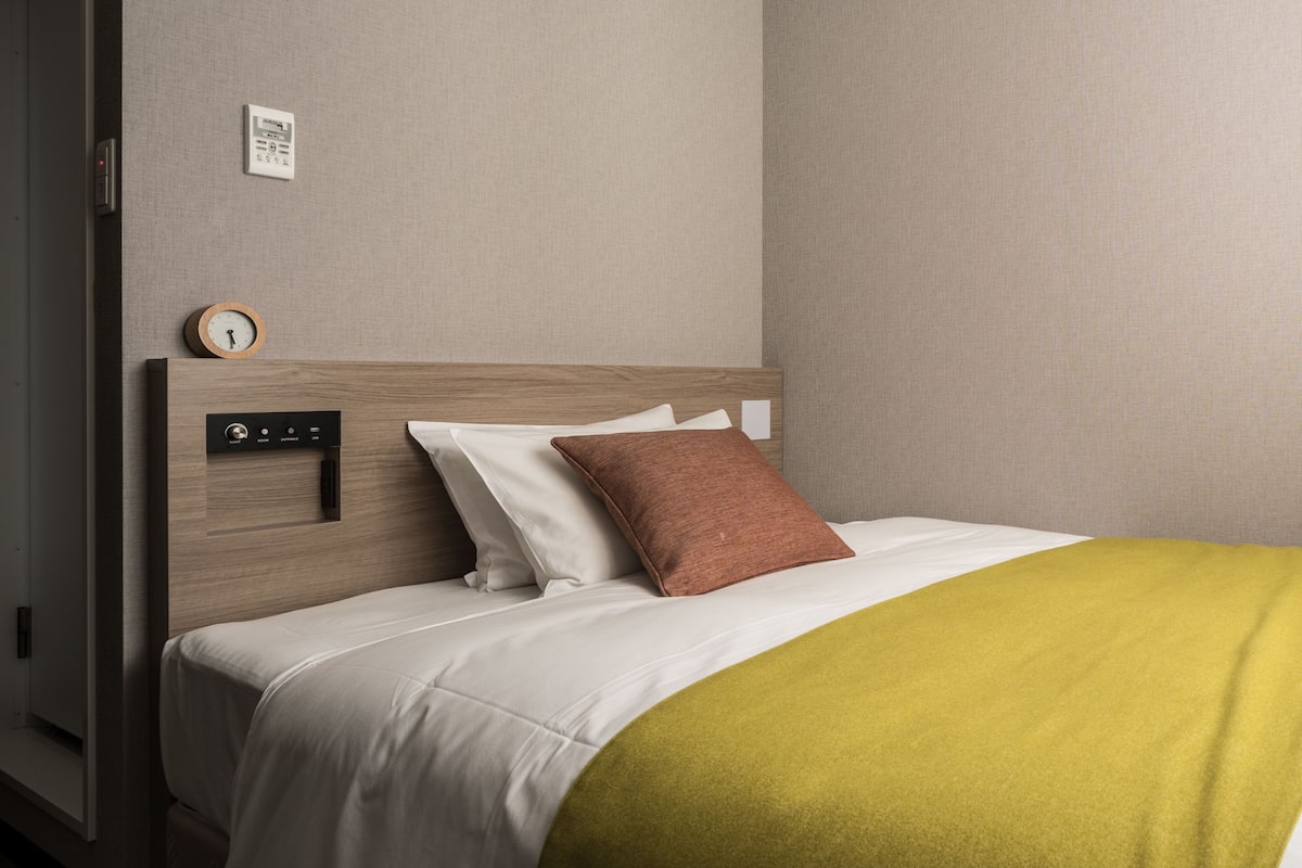 Down comforters, in-room safe, desk, blackout drapes