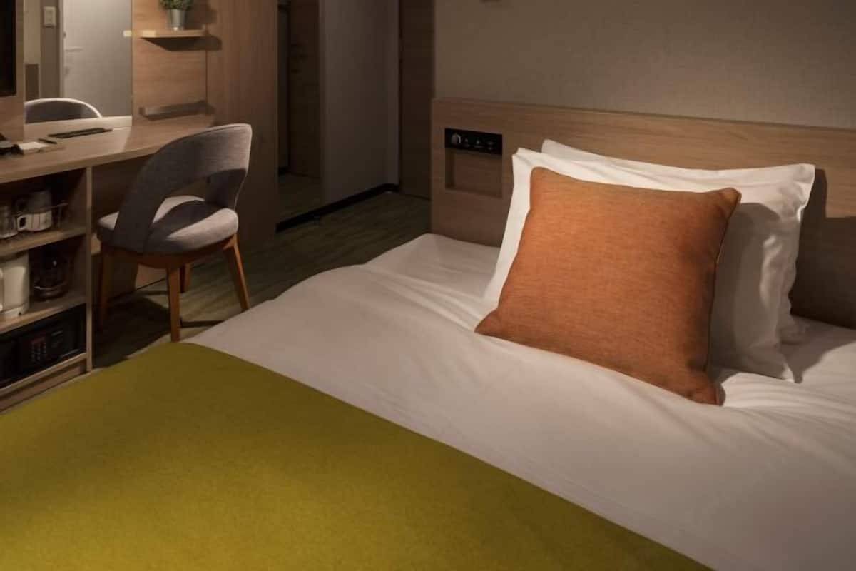 Down comforters, in-room safe, desk, blackout drapes