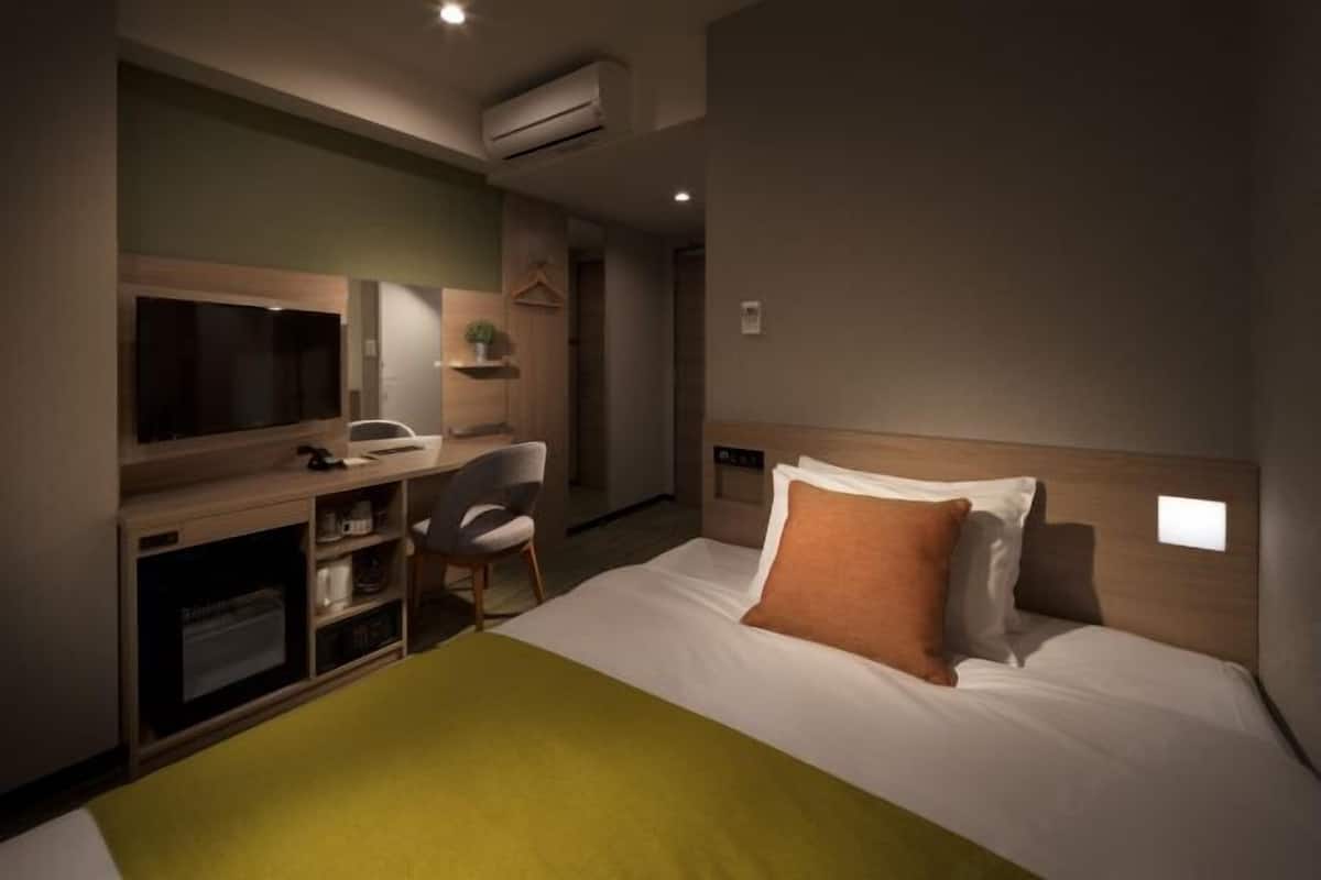 Down comforters, in-room safe, desk, blackout drapes
