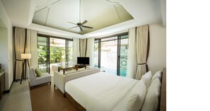 Minibar, safe på rommet, skrivebord og lydisolert