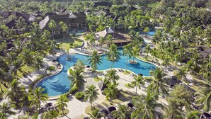 A resort with a large central pool, multiple guest villas, and lush tropical landscaping. - ROBINSON KHAO LAK (Takua Pa)