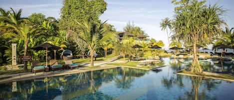 6 utendørsbassenger, bassengparasoller og solsenger