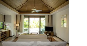 En 32-tommers Flatskjerm-TV med Parabol-TV samt TV og bordtennis