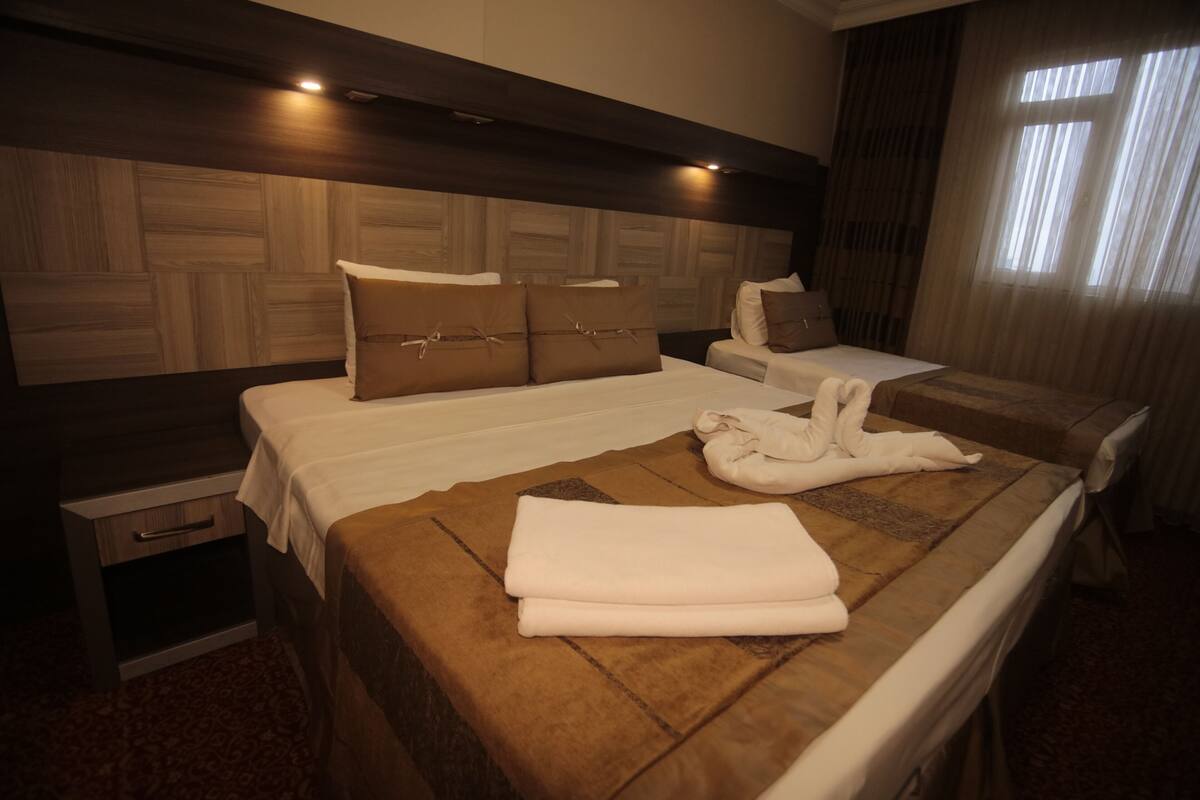 Quadruple Room | In-room safe, desk, soundproofing, WiFi (free)