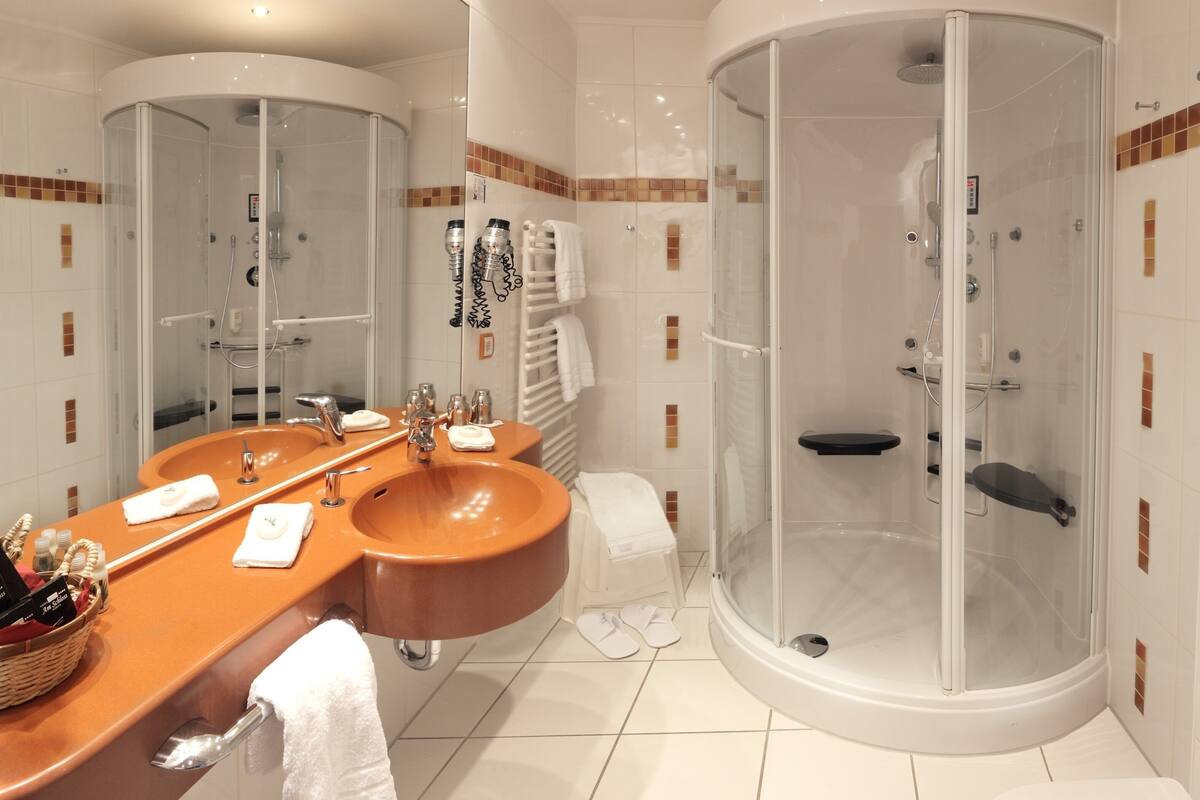 suite | bathroom | separate bathtub and shower, deep-soaking bathtub, free toiletries