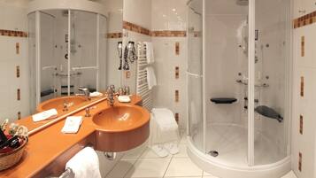 Suite | Badezimmer | Dusche, kostenlose Toilettenartikel, Haartrockner, Hausschuhe