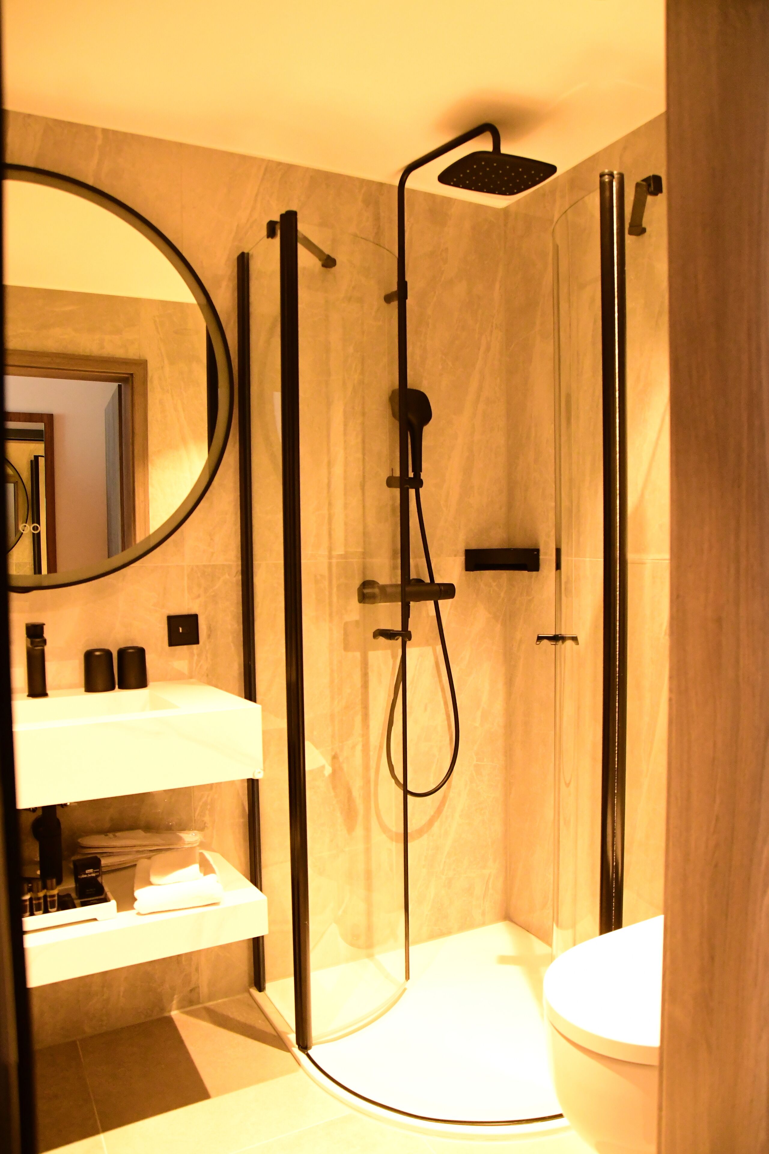 comfort double room | bathroom | separate bathtub and shower, deep-soaking bathtub, free toiletries